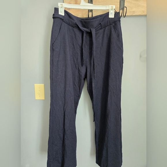 CAbi Women's 8 navy blue easywide leg crop pants - Picture 1 of 5